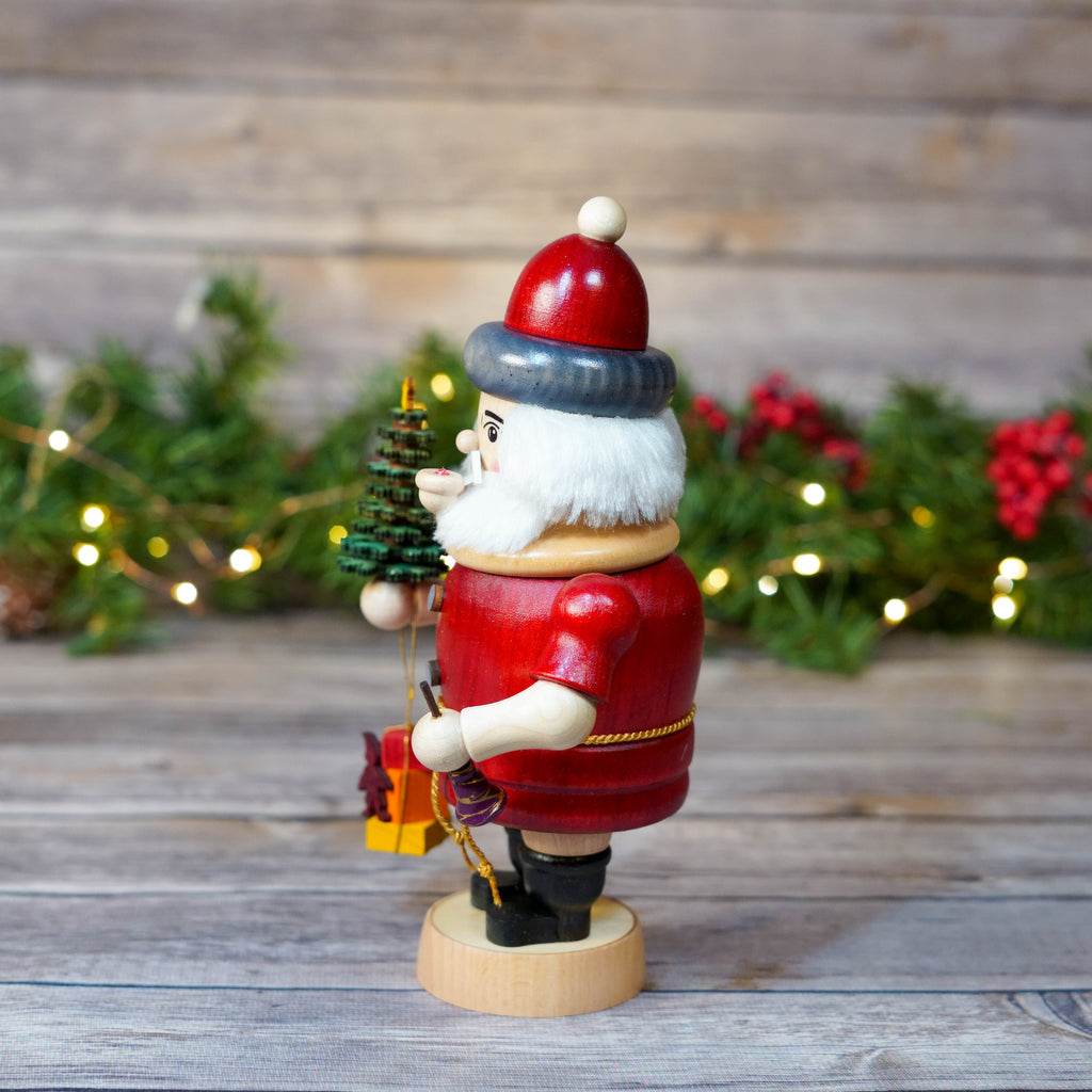Detailed view of Smoker Santa's face and hat