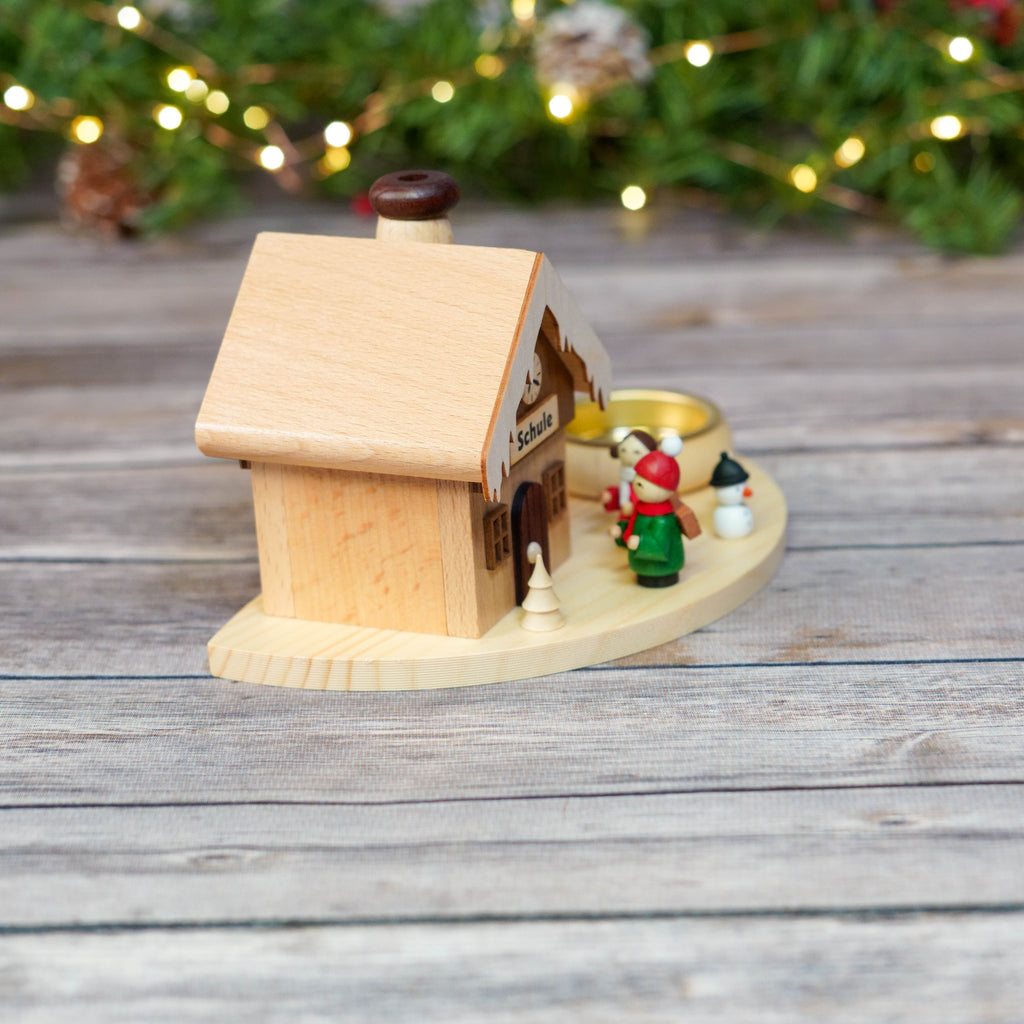 Holiday smoker house with smoke effect