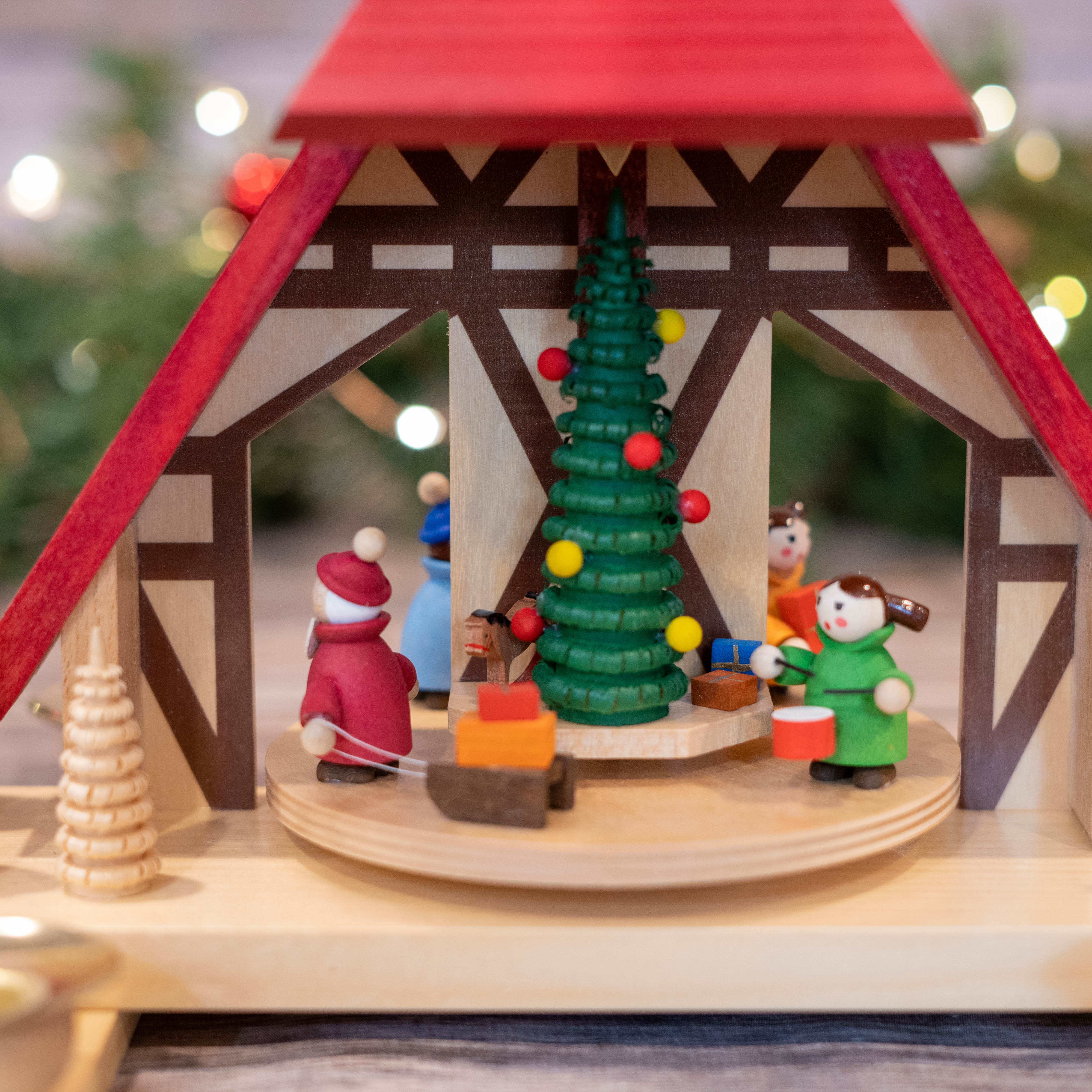 Santa & Kids Christmas Pyramid 26x26x18cm/10.2x10.2x7in – Seiffen Haus