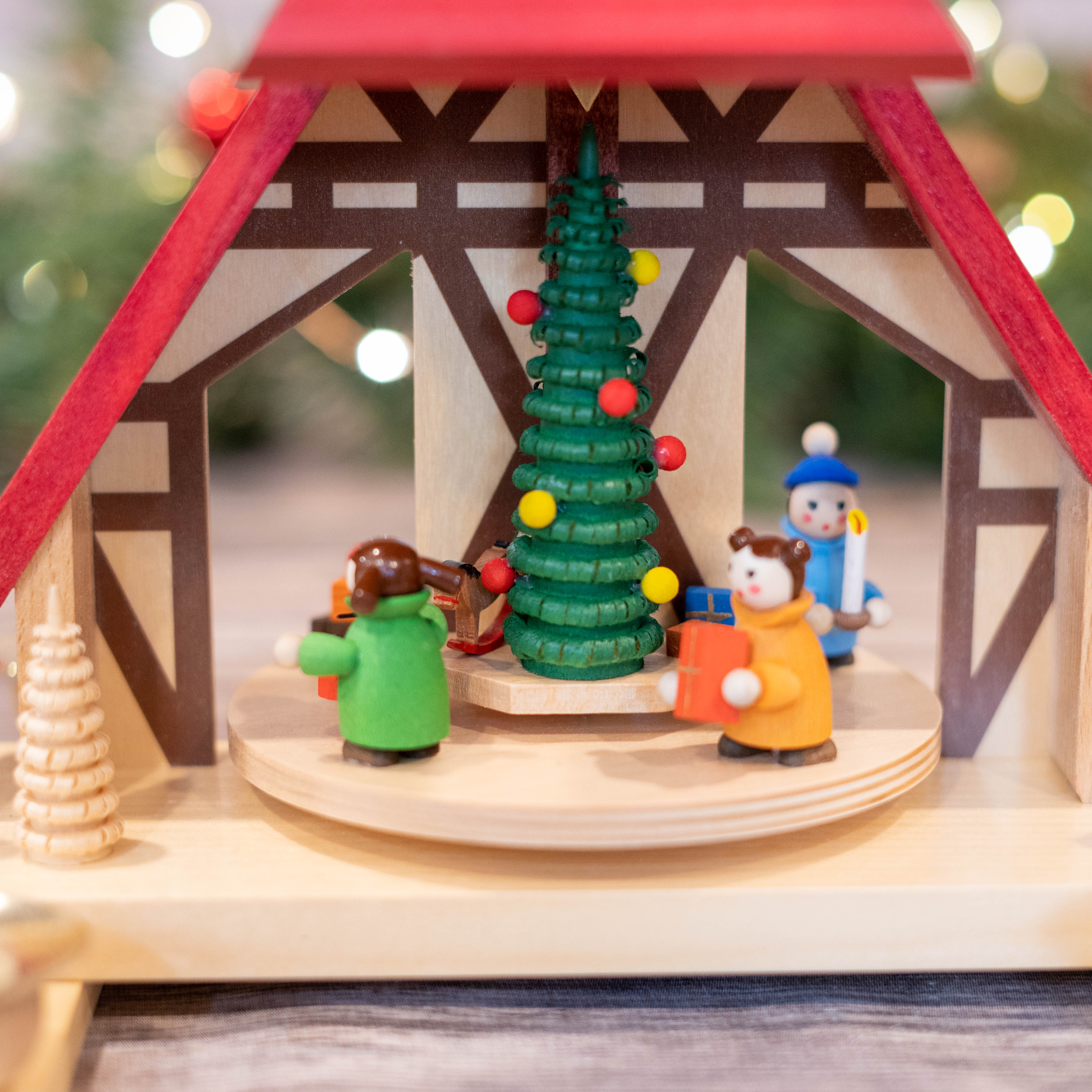Santa & Kids Christmas Pyramid 26x26x18cm/10.2x10.2x7in – Seiffen Haus