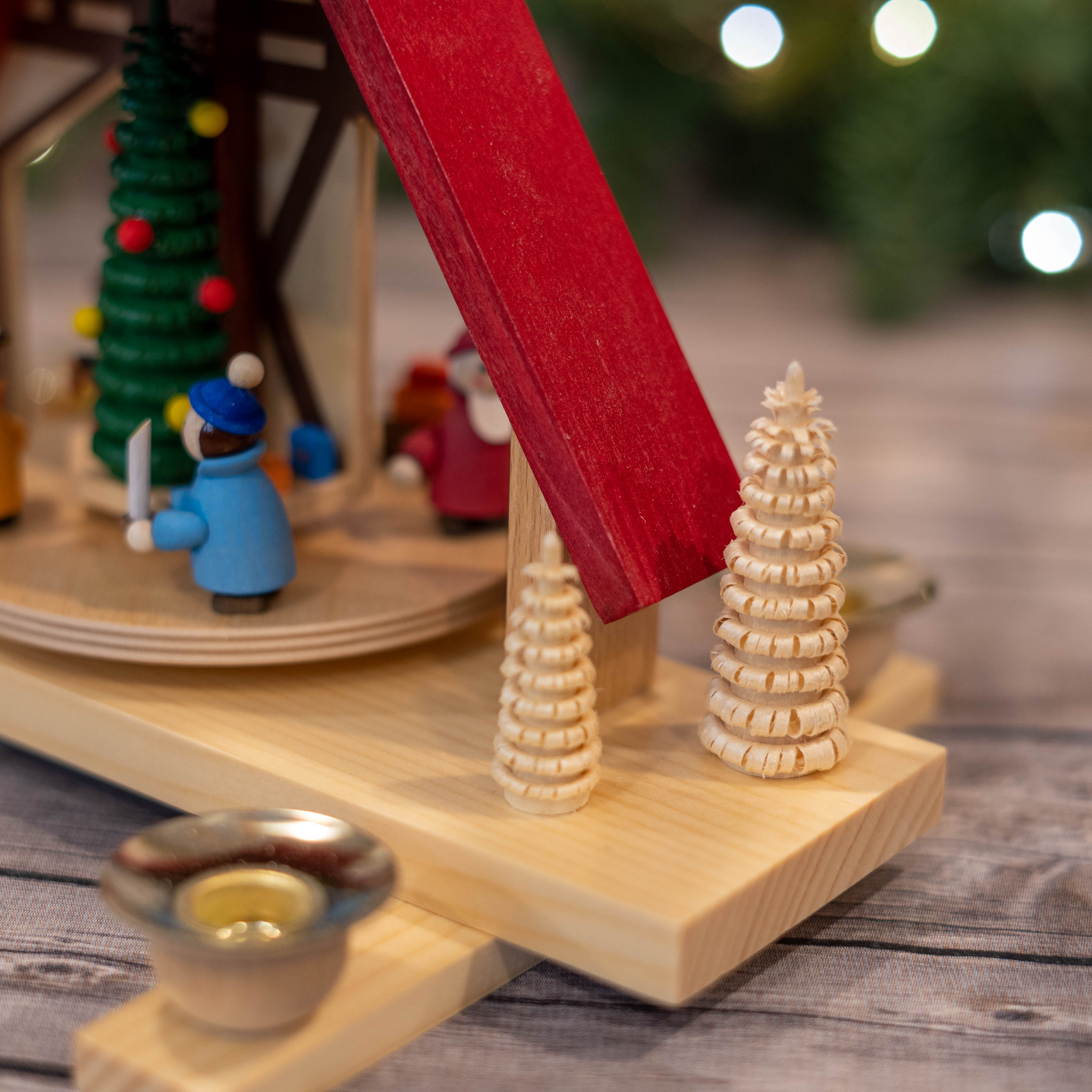 Santa & Kids Christmas Pyramid 26x26x18cm/10.2x10.2x7in – Seiffen Haus